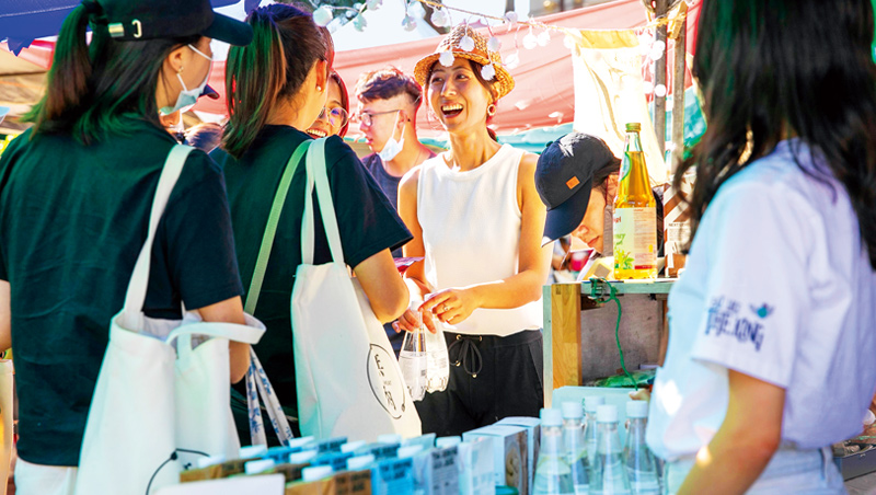 在台北華山文創園區舉辦的市集，年輕人彼此分享商品理念、交換故事。